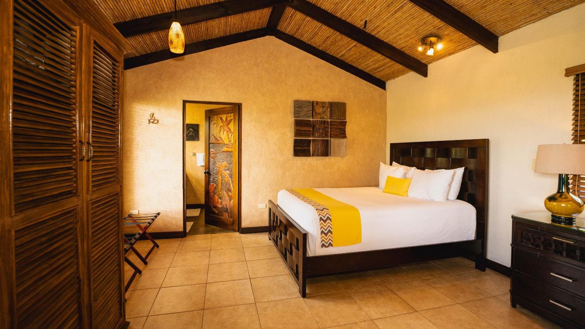 Buena Vista Chic Hotel Pilas Bilik gambar