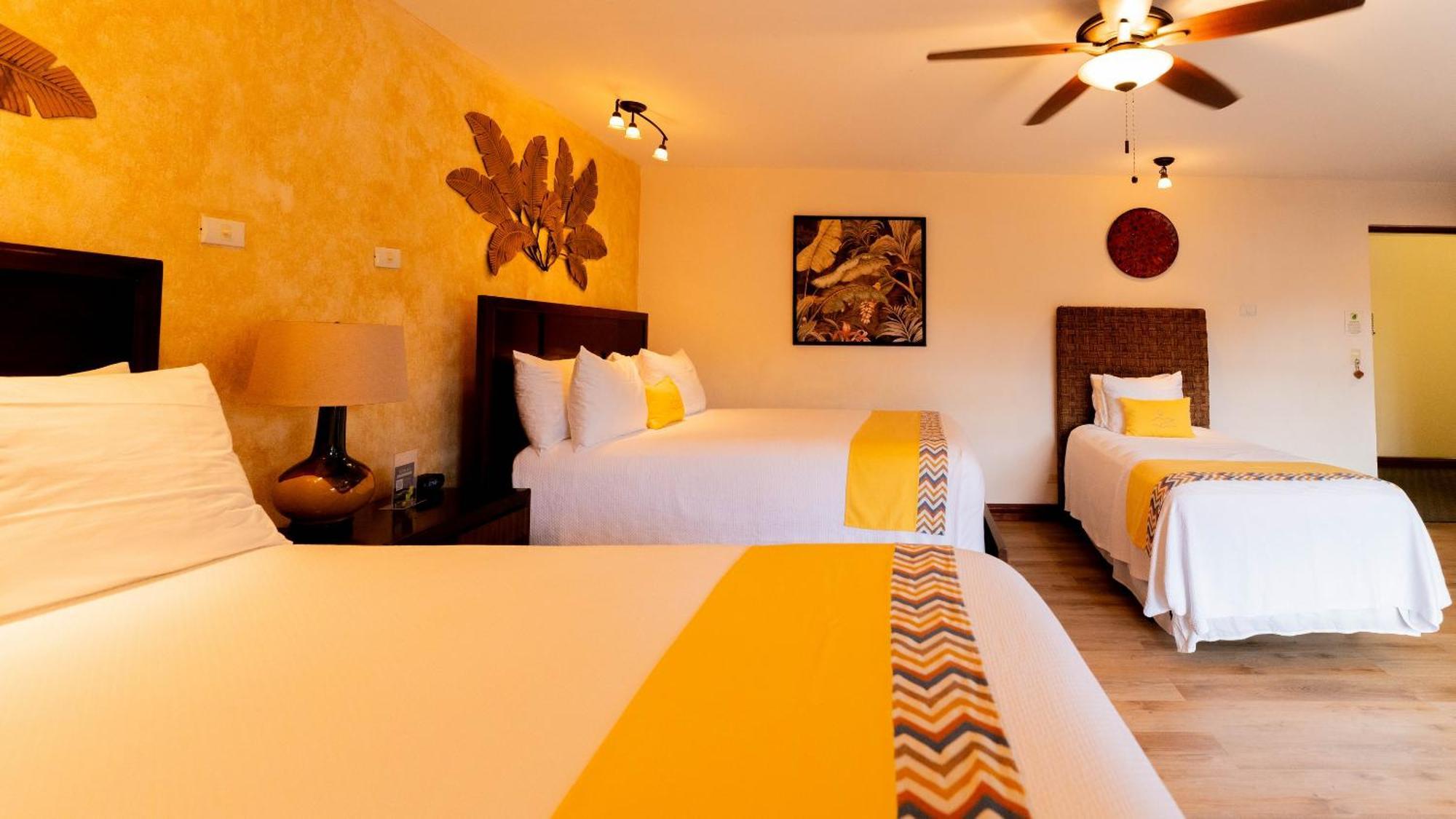 Buena Vista Chic Hotel Pilas Bilik gambar
