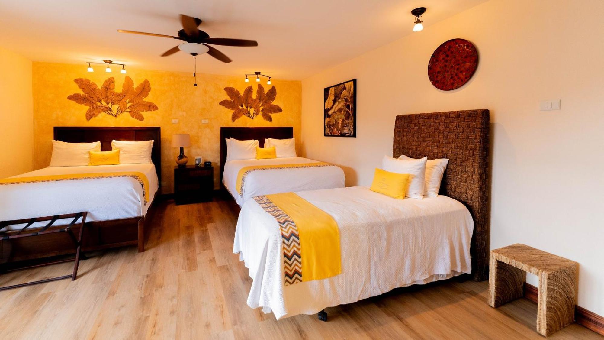 Buena Vista Chic Hotel Pilas Bilik gambar