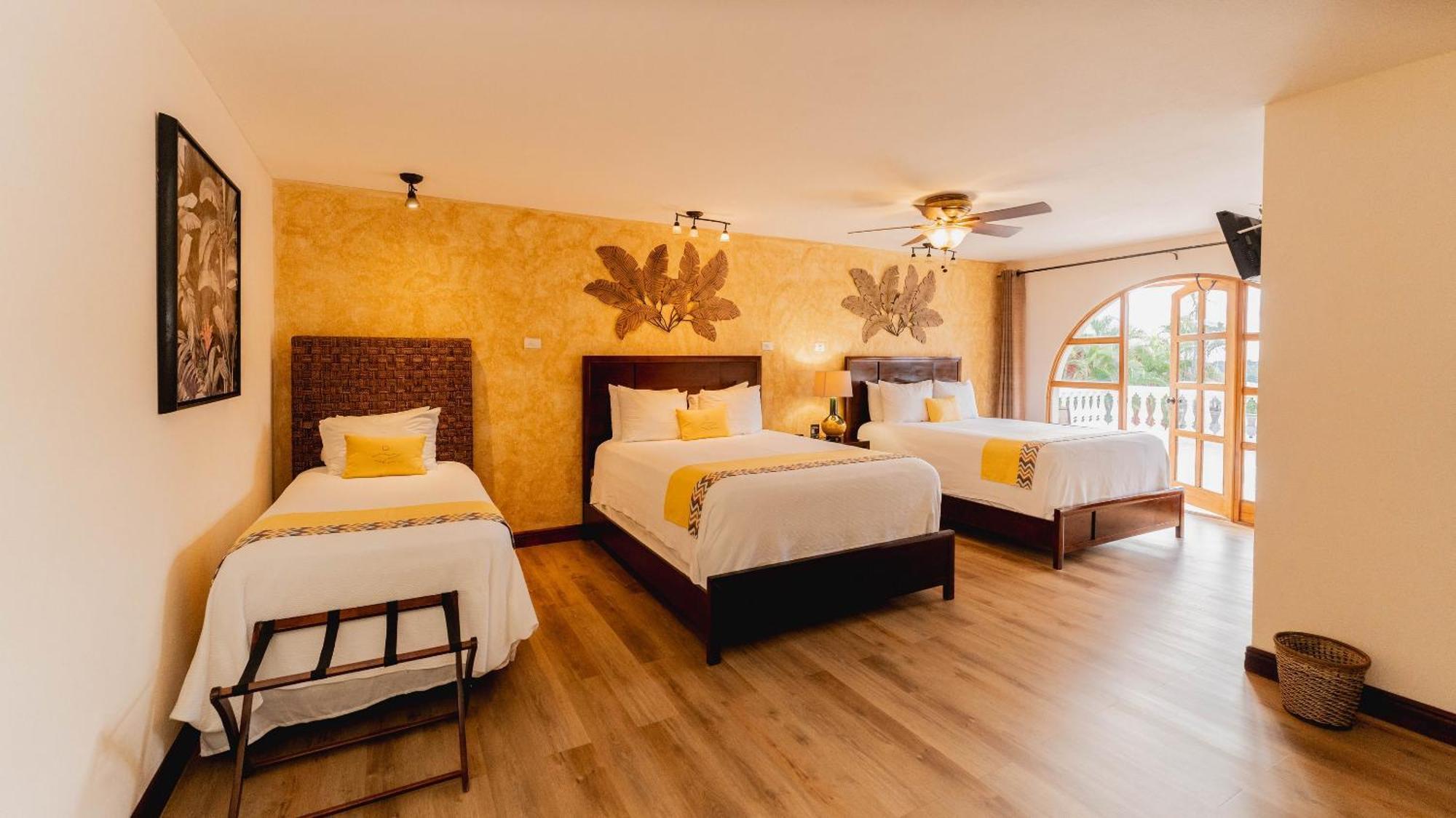Buena Vista Chic Hotel Pilas Bilik gambar