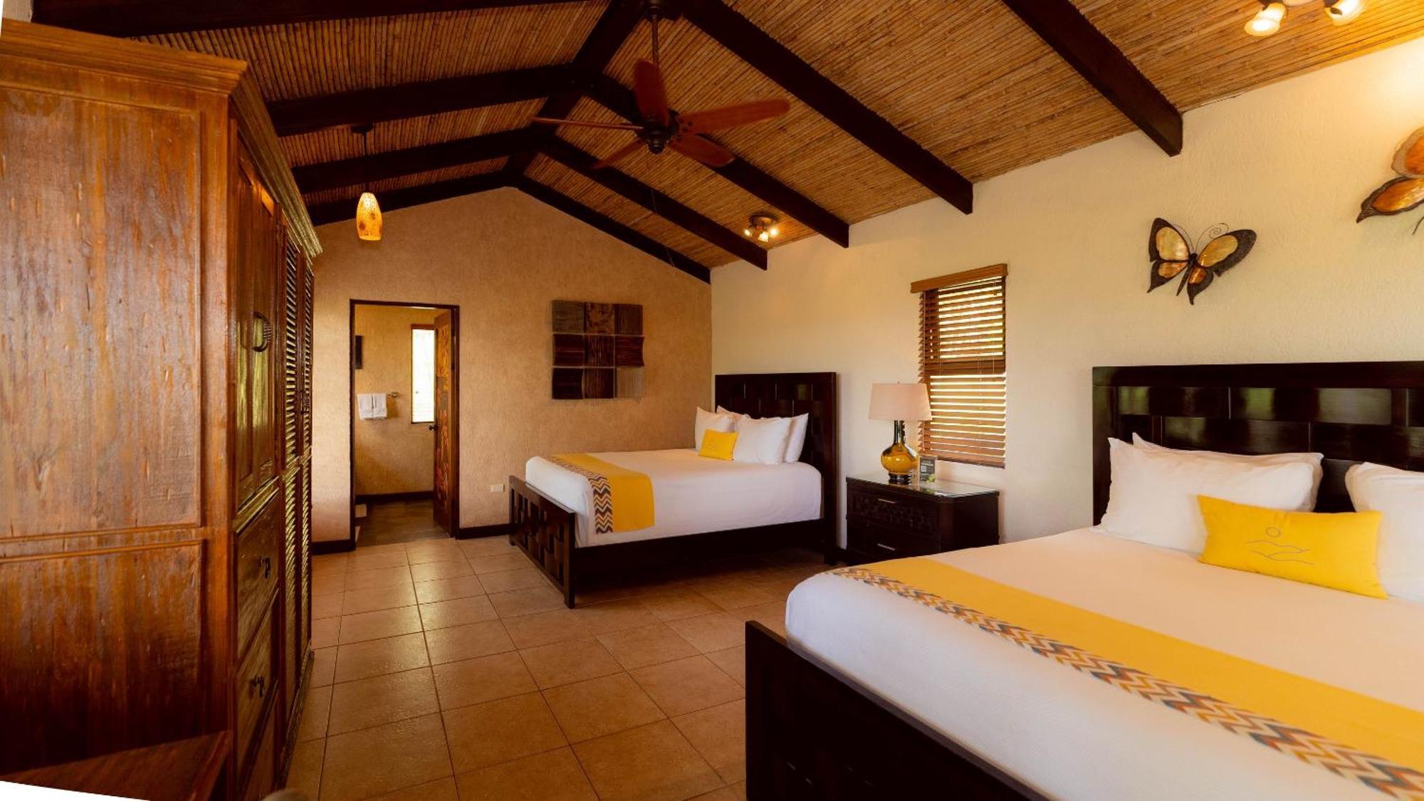 Buena Vista Chic Hotel Pilas Bilik gambar