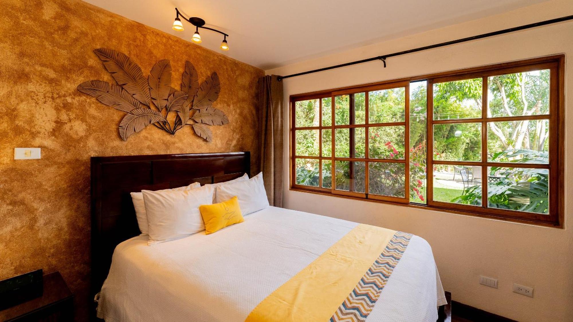 Buena Vista Chic Hotel Pilas Bilik gambar