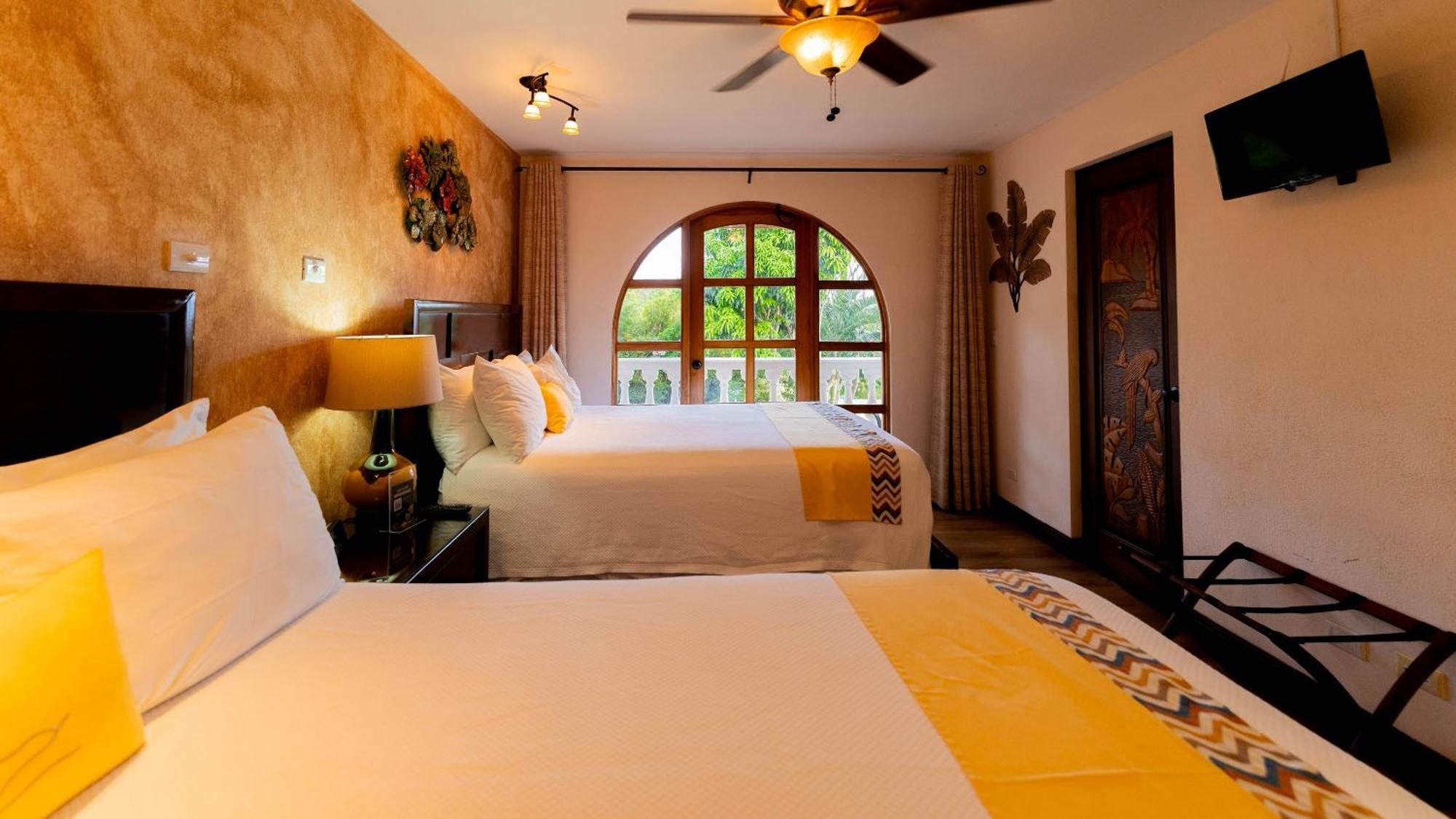 Buena Vista Chic Hotel Pilas Bilik gambar
