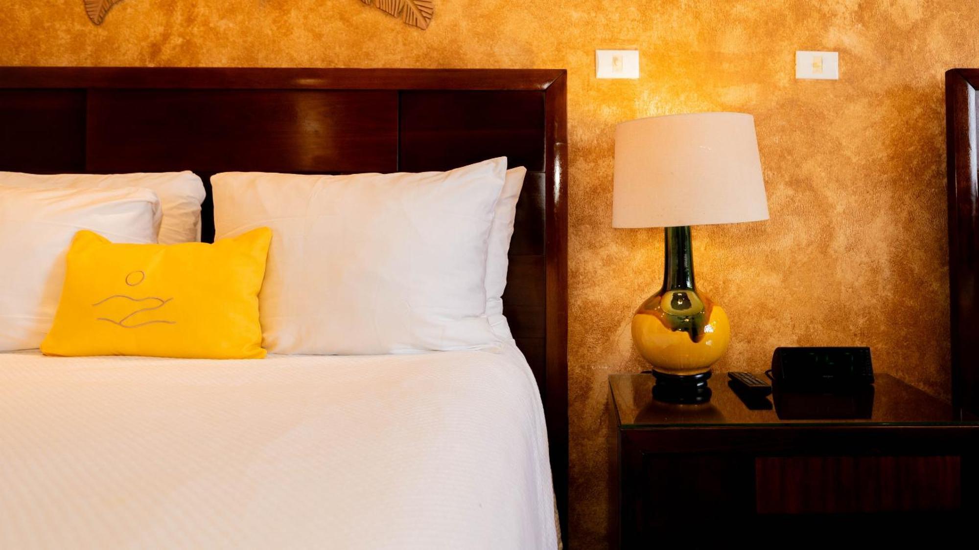 Buena Vista Chic Hotel Pilas Bilik gambar