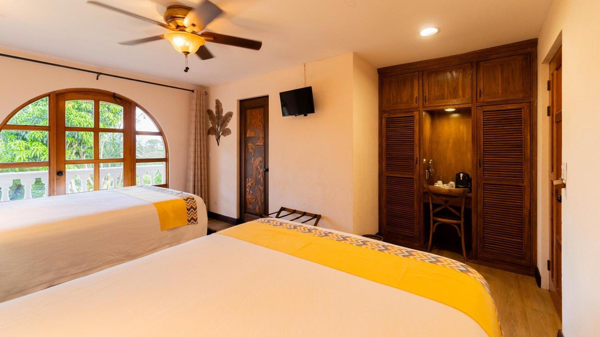 Buena Vista Chic Hotel Pilas Bilik gambar