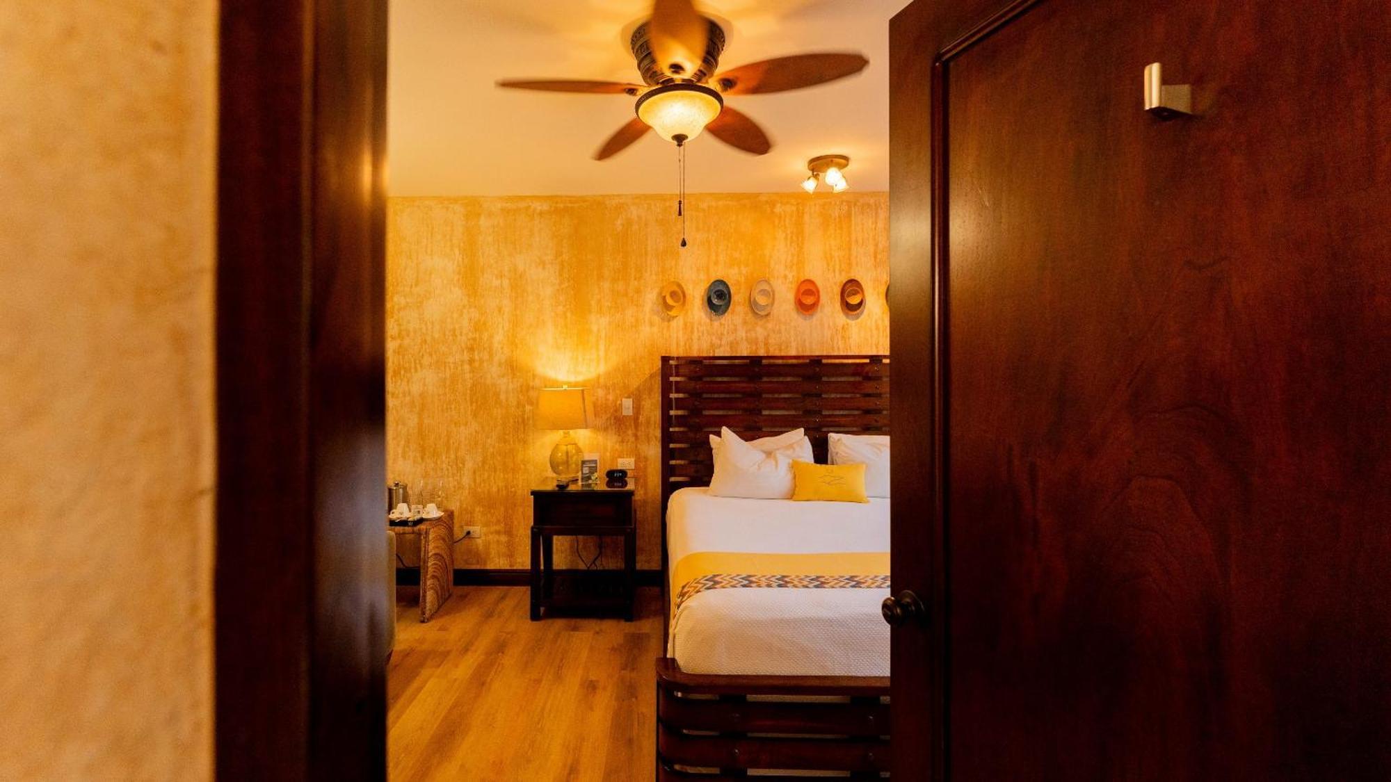 Buena Vista Chic Hotel Pilas Bilik gambar