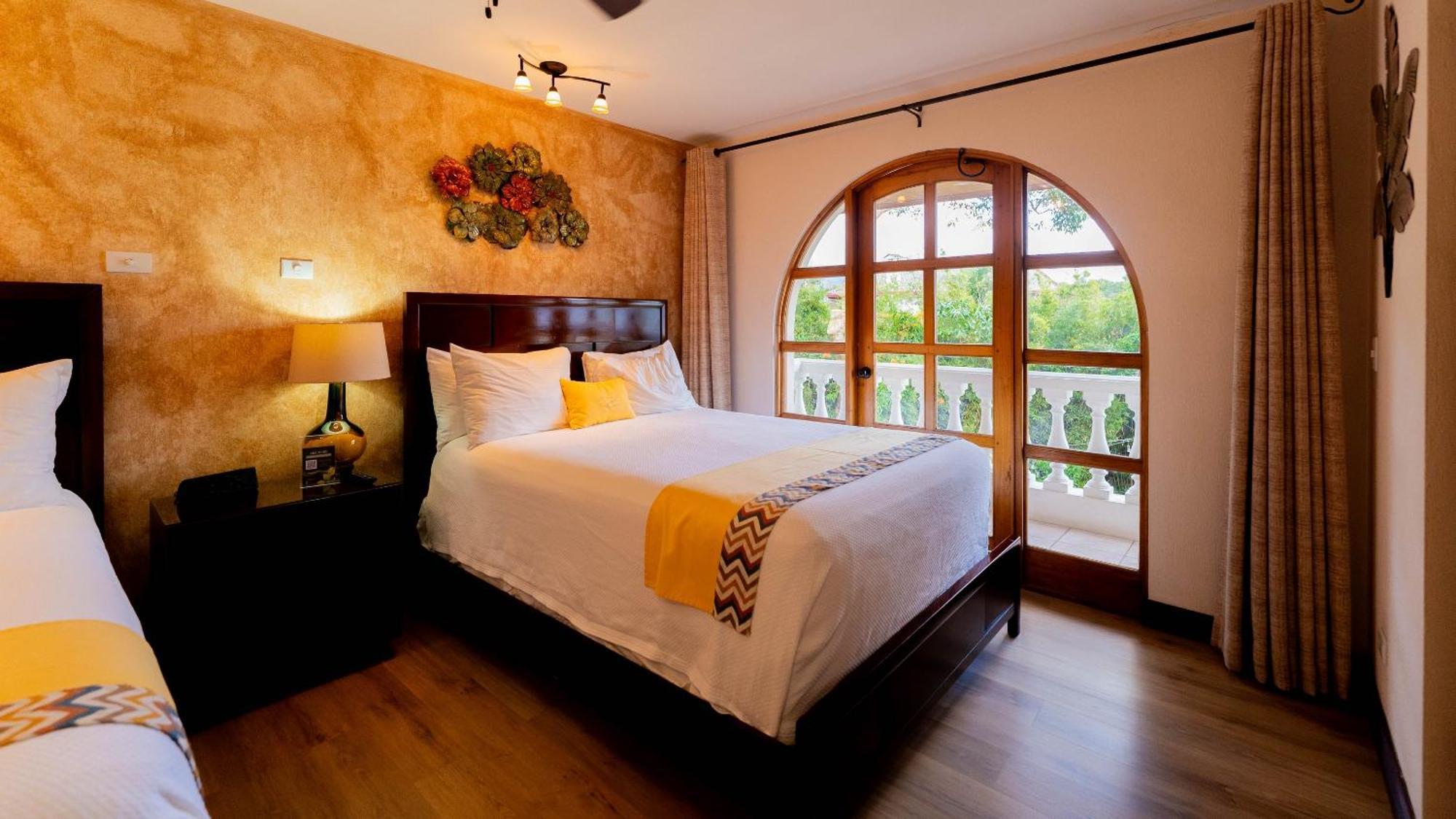 Buena Vista Chic Hotel Pilas Bilik gambar